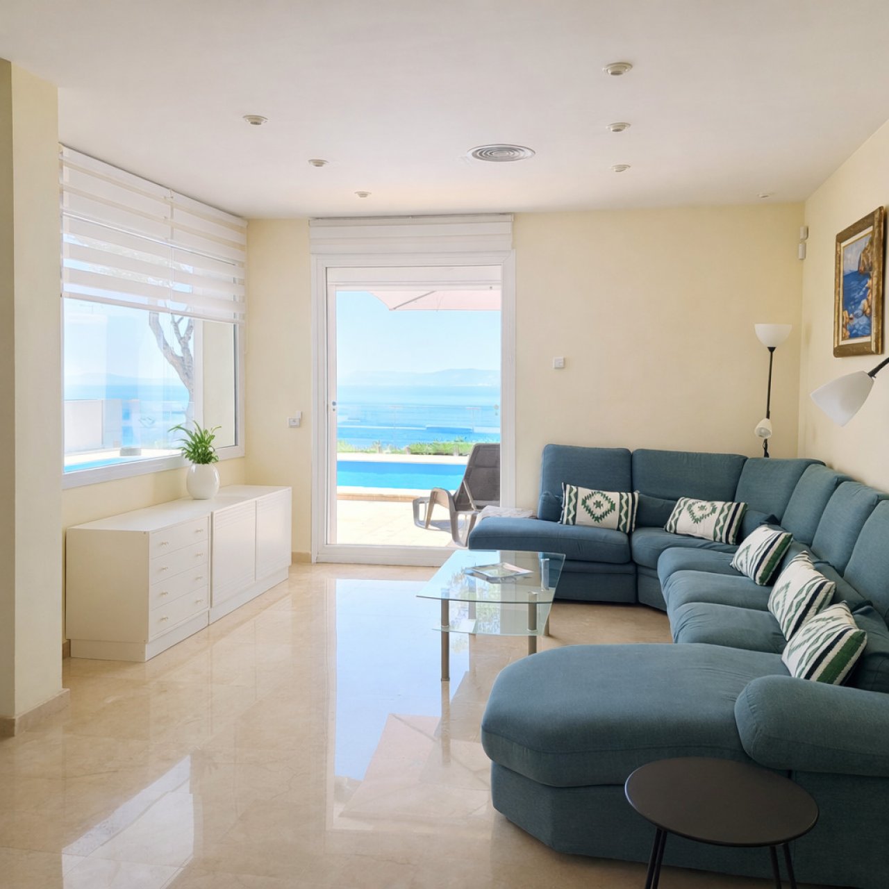 Wohnbereich mit direktem Terrassenzugang und Panoramablick auf das Meer Wohnbereich mit direktem Terrassenzugang und Panoramablick auf das Meer