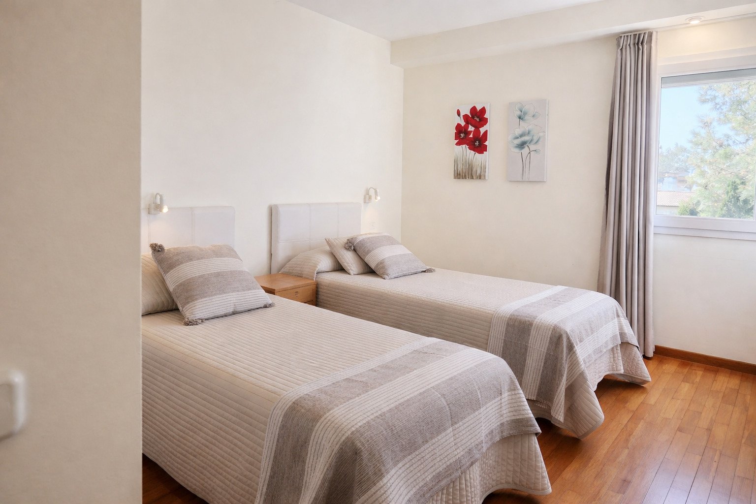 Zweibettzimmer mit hochwertigen Parkettböden und großflächigen Fenstern Zweibettzimmer mit hochwertigen Parkettböden und großflächigen Fenstern