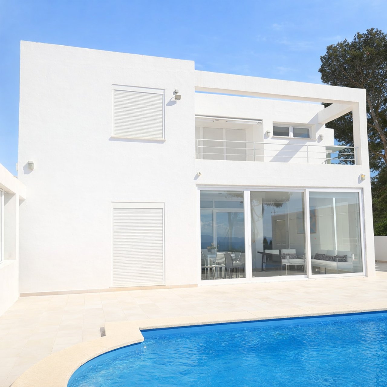 Moderne Poolhaus-Architektur mit raumhohen Glaselementen und offener Galerie Moderne Poolhaus-Architektur mit raumhohen Glaselementen und offener Galerie