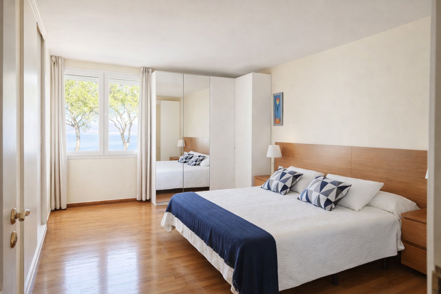 Hauptschlafzimmer mit begehbarem Kleiderschrank und Spiegelschiebetüren Hauptschlafzimmer mit begehbarem Kleiderschrank und Spiegelschiebetüren
