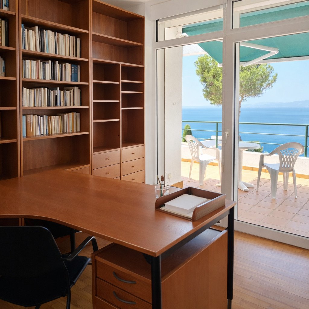 Arbeitszimmer mit maßgefertigten Einbauregalen und direktem Zugang zur Meerblick-Terrasse Arbeitszimmer mit maßgefertigten Einbauregalen und direktem Zugang zur Meerblick-Terrasse