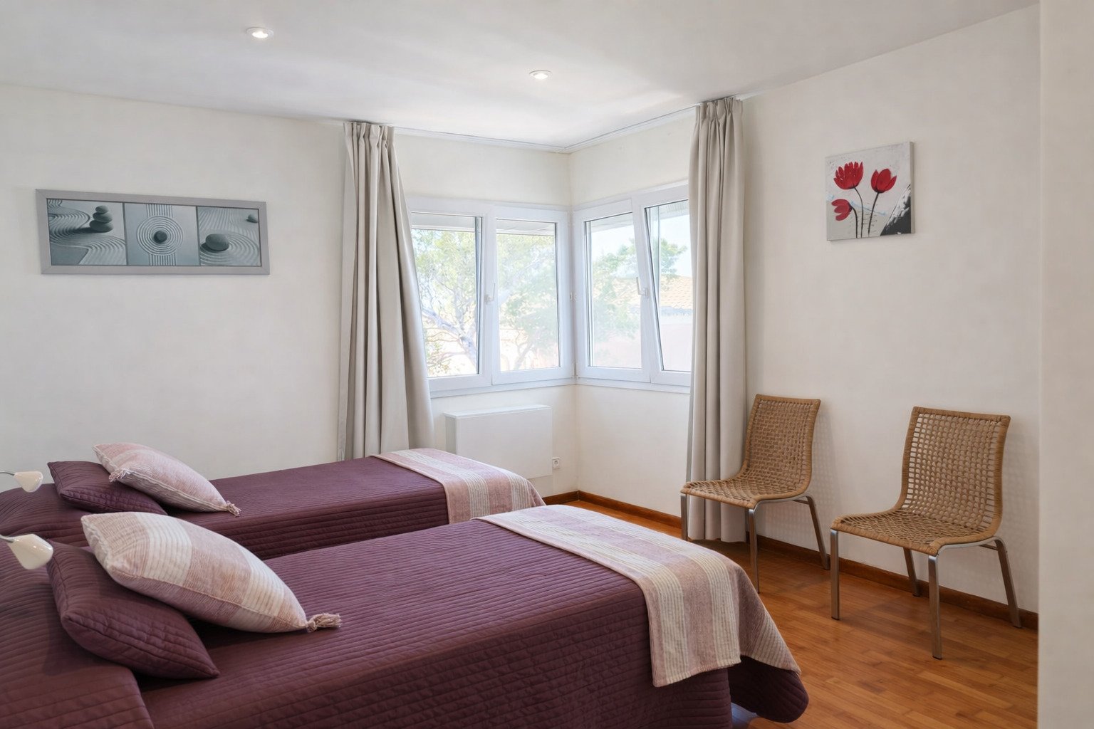 Zweibettzimmer mit Eckfensterfront und hochwertigen Parkettböden Zweibettzimmer mit Eckfensterfront und hochwertigen Parkettböden