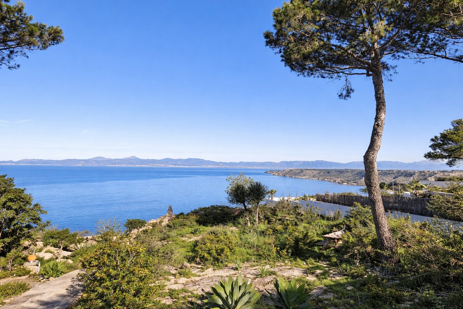 Traumhafte Hanglage mit unverbaubarem Meerblick und mediterraner Vegetation Traumhafte Hanglage mit unverbaubarem Meerblick und mediterraner Vegetation
