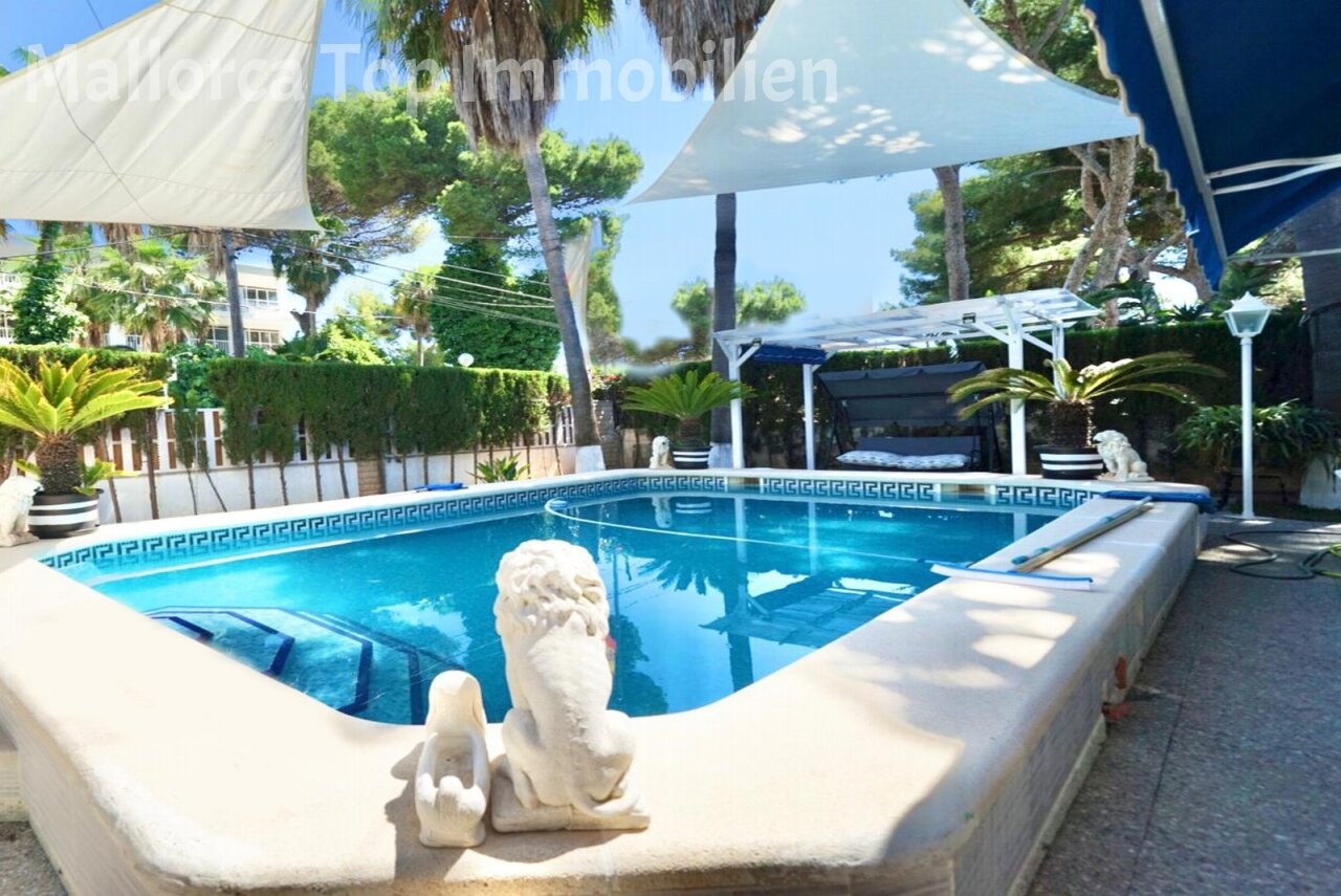 Poolanlage mit professioneller Beschattung und großzügigen Liegeflächen – Perfekter Rückzugsort für Entspannung und Badefreuden