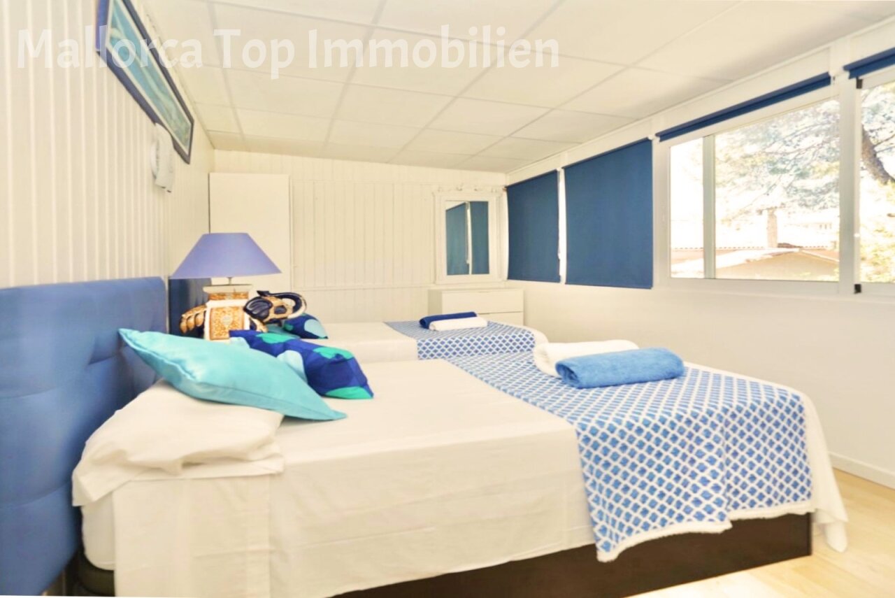 Helles Doppelzimmer mit optimaler Raumnutzung – Zwei separate Schlafbereiche mit großflächigen Fenstern und Tageslicht