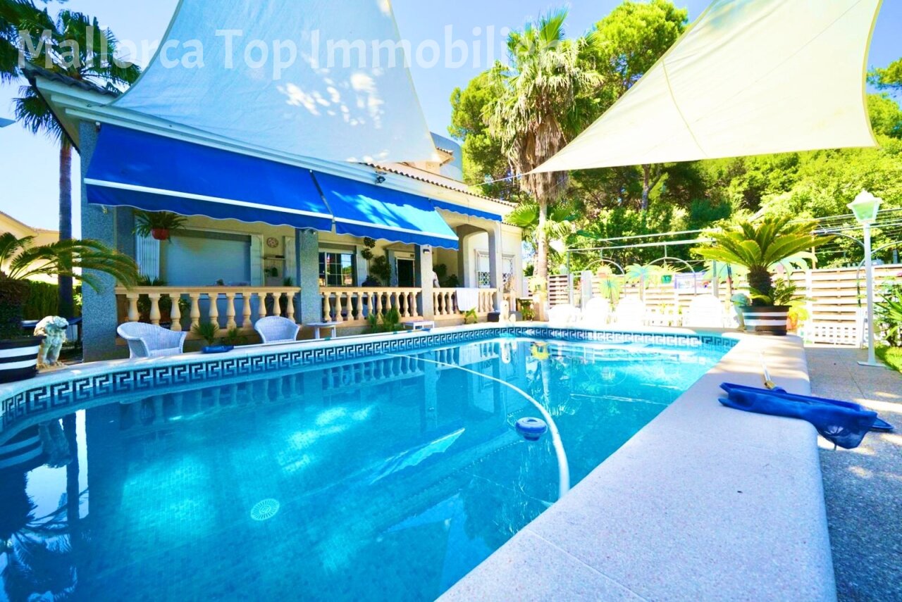 Poolbereich mit eleganten Säulenarkaden und professioneller Sonnenschutzanlage – Exklusiver Rückzugsort für Wassersport und Entspannung
