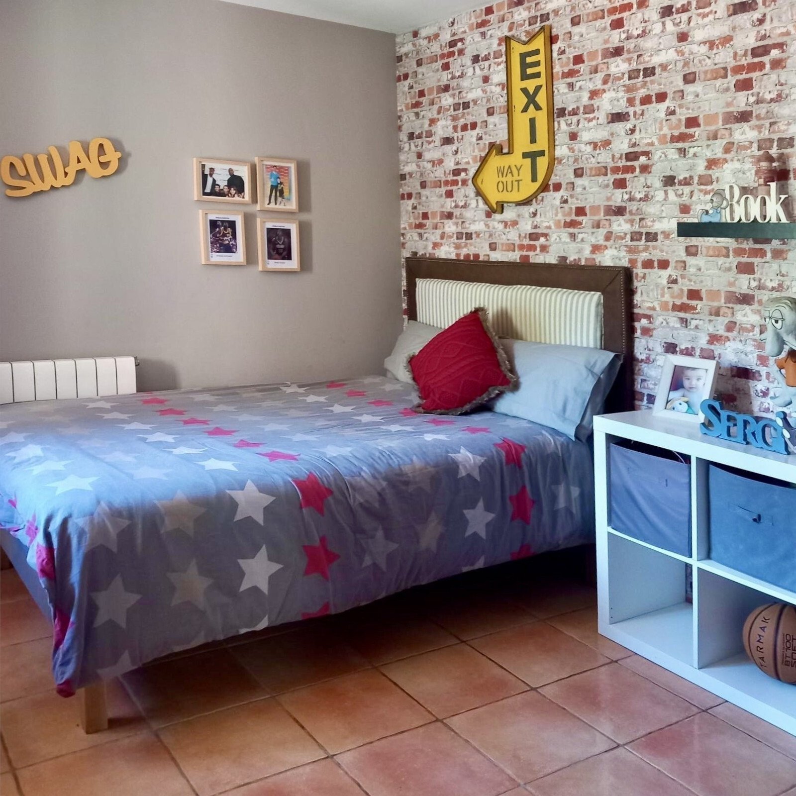 Jugendliches Schlafzimmer mit Heizkörper und robustem Terrakotta-Fliesenboden