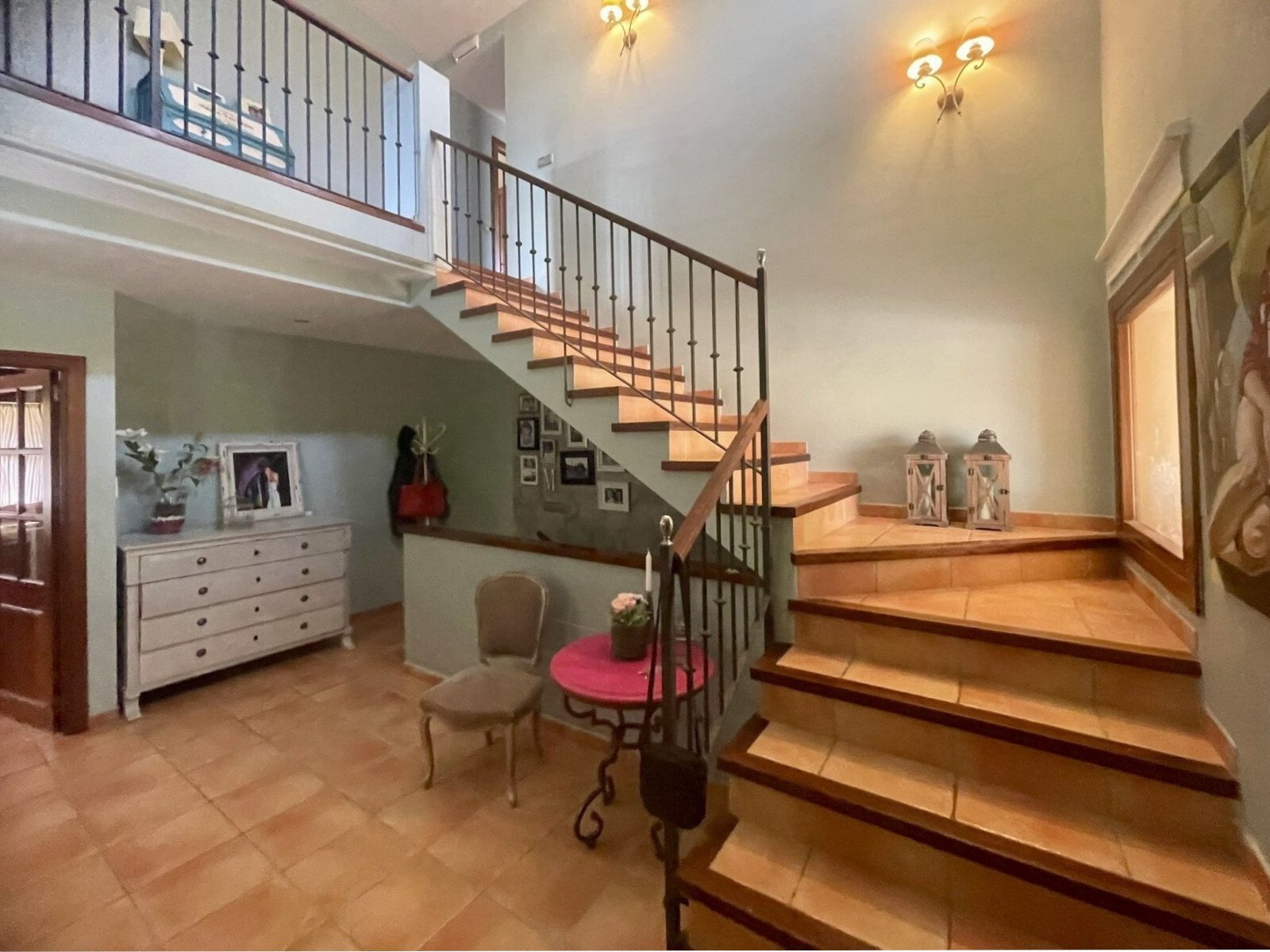 Repräsentative Eingangshalle mit zweigeschossiger Galerie und eleganter Holztreppe – perfekte Raumverbindung