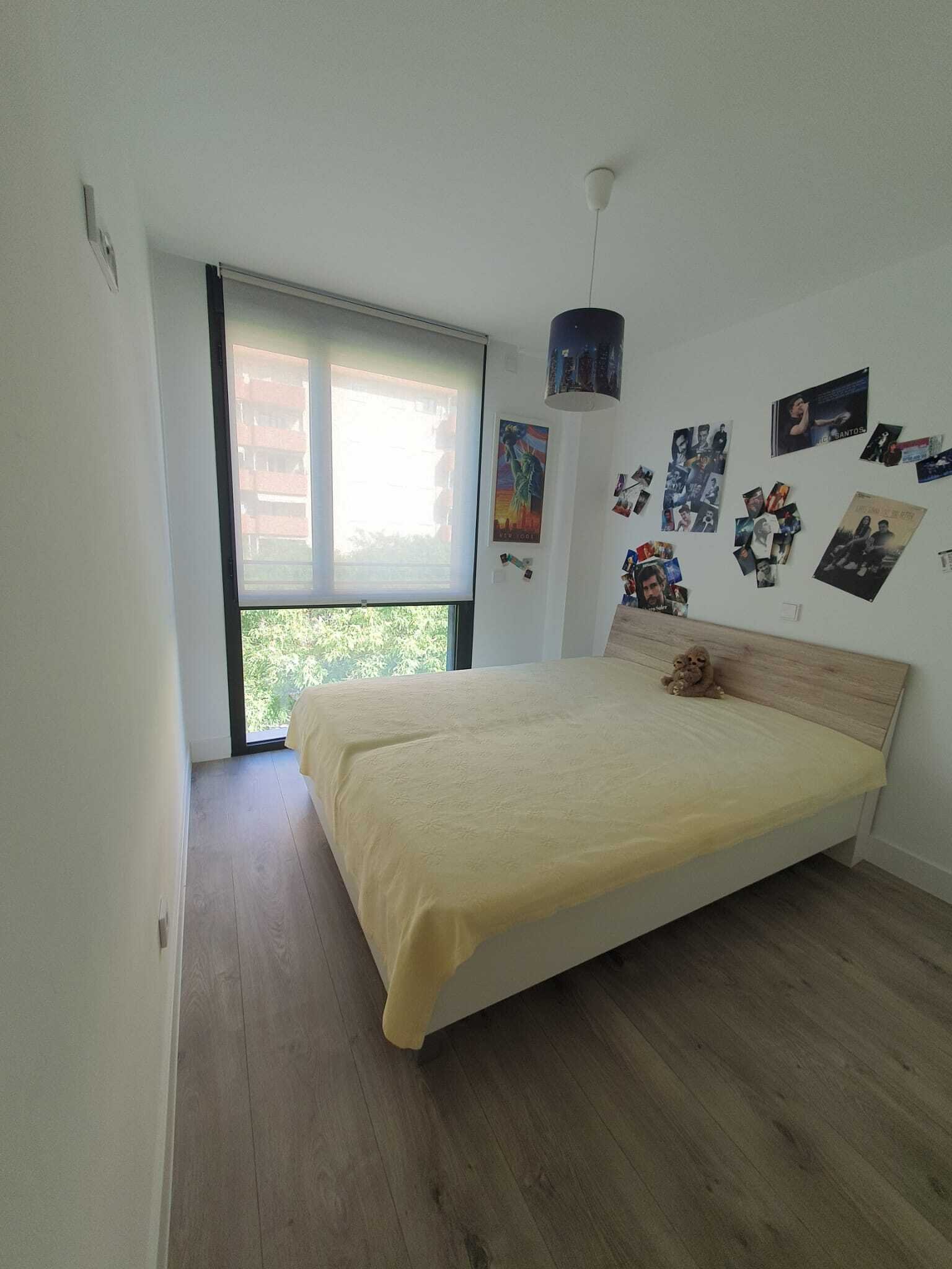 Helles Schlafzimmer mit direktem Balkonzugang und hochwertigen Bodenbelägen