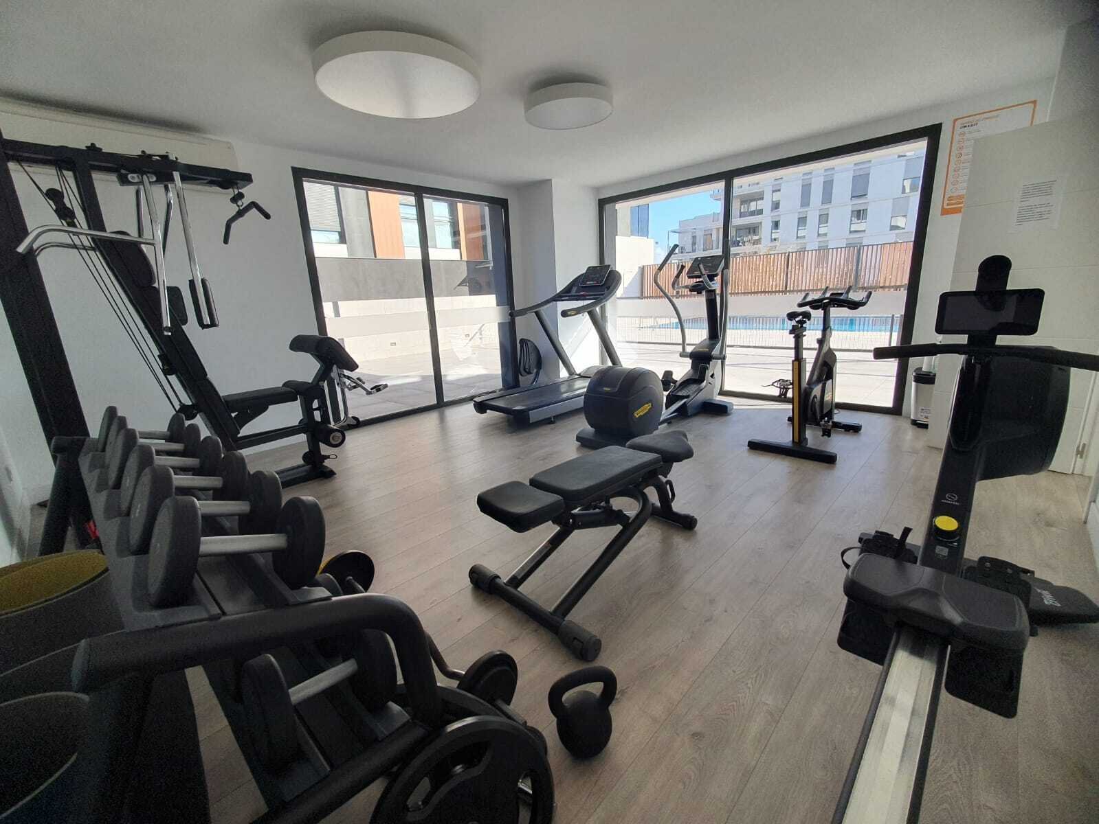 Modernes Fitness-Studio mit großflächigen Panoramafenstern und optimaler Belüftung