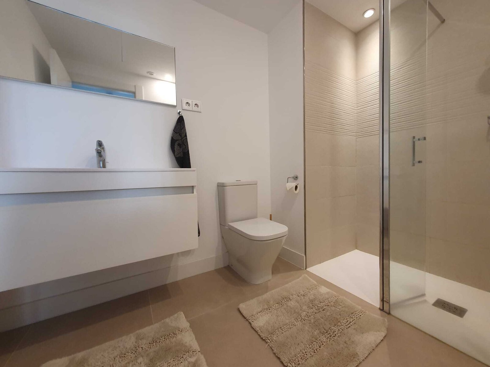 Modernes Badezimmer mit begehbarer Dusche und hochwertiger Waschtischanlage