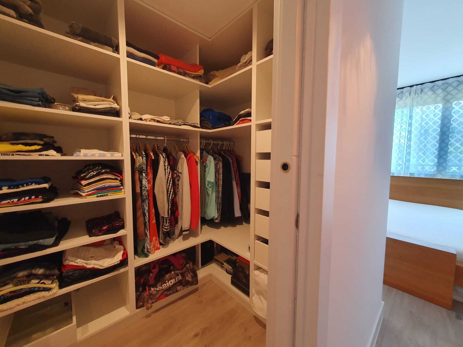 Begehbarer Kleiderschrank mit intelligenter Regalstruktur und optimaler Stauraum-Organisation