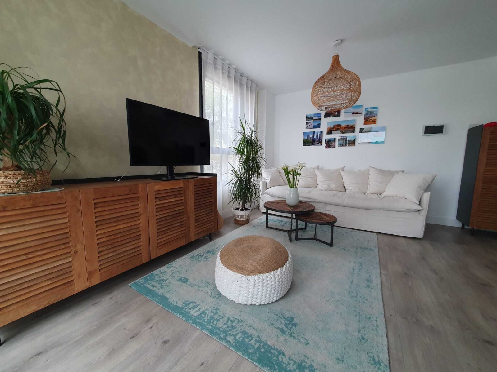 Helles Wohnzimmer mit großflächigen Fenstern und offener Raumgestaltung