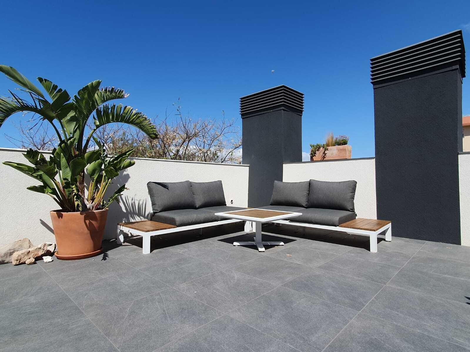Exklusive Dachterrasse mit modernem Kaminbereich und hochwertiger Natursteinbelägen