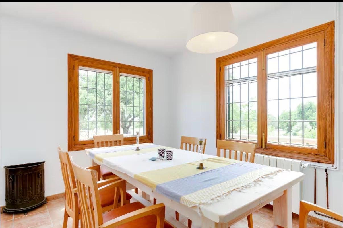 Lichterflutetes Esszimmer mit Panoramafenstern und offener Raumgestaltung Lichterflutetes Esszimmer mit Panoramafenstern und offener Raumgestaltung