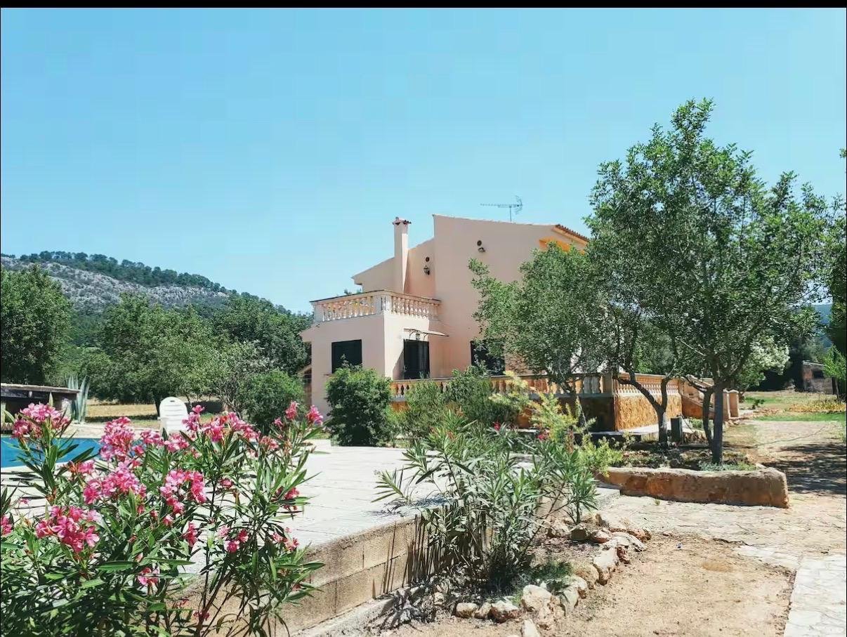 Landhaus mit eleganten Balkonen und harmonischer Architektur – Idyllische Lage in mediterraner Umgebung Landhaus mit eleganten Balkonen und harmonischer Architektur – Idyllische Lage in mediterraner Umgebung