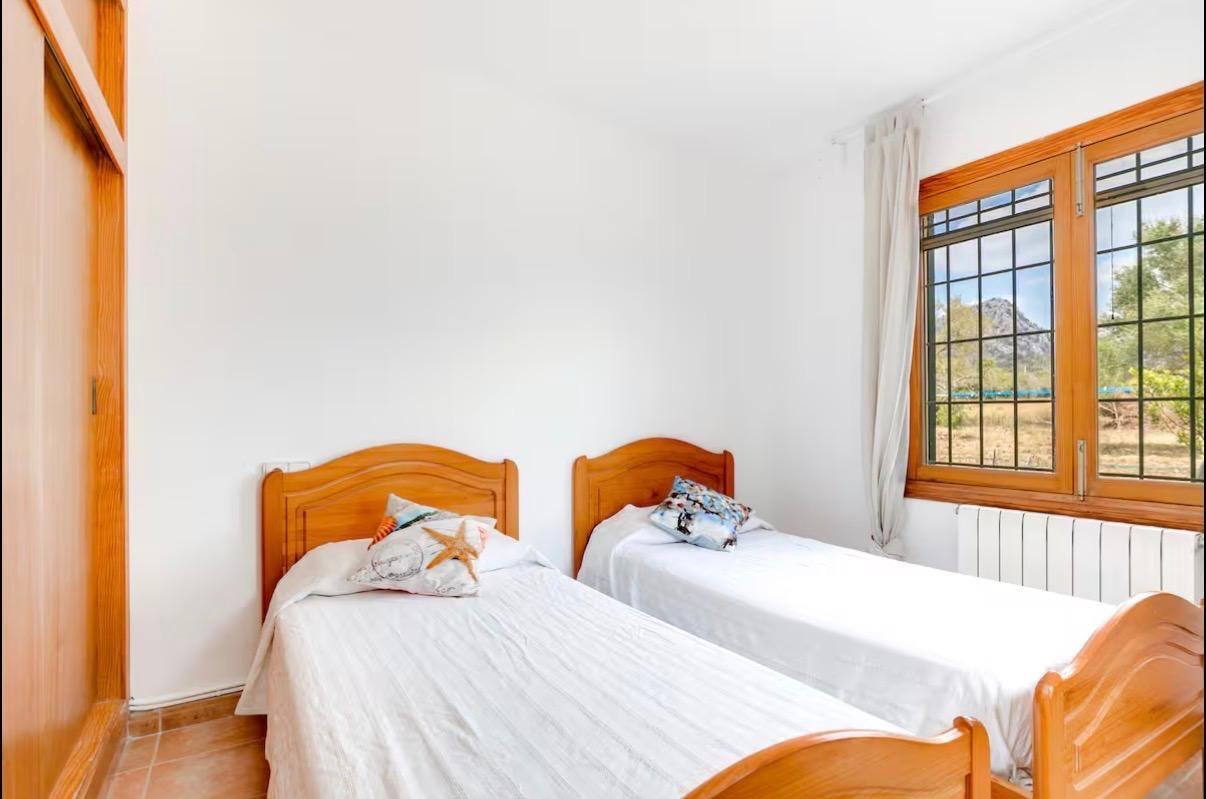 Helles Gästezimmer mit Holzfenstern und optimaler Raumaufteilung Helles Gästezimmer mit Holzfenstern und optimaler Raumaufteilung