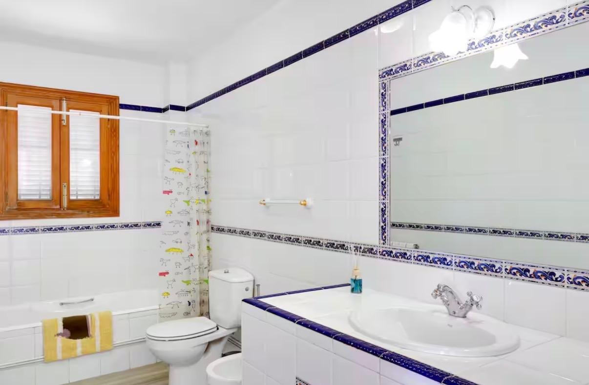 Elegantes Badezimmer mit hochwertiger Ausstattung und dekorativen Fliesendetails Elegantes Badezimmer mit hochwertiger Ausstattung und dekorativen Fliesendetails