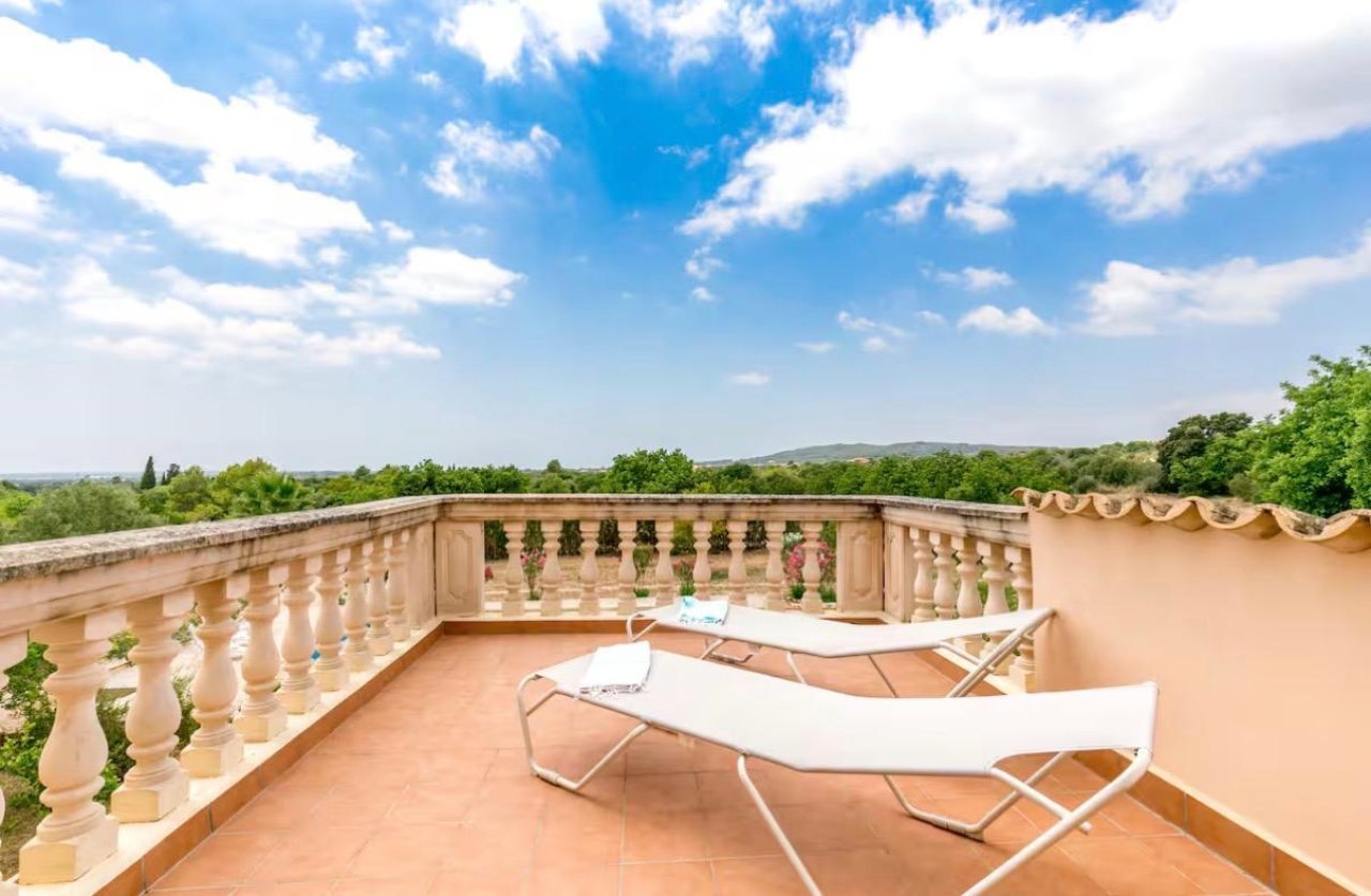 Terrassentraum mit Panoramablick – Weitläufige Außenfläche mit eleganter Balustrade Terrassentraum mit Panoramablick – Weitläufige Außenfläche mit eleganter Balustrade