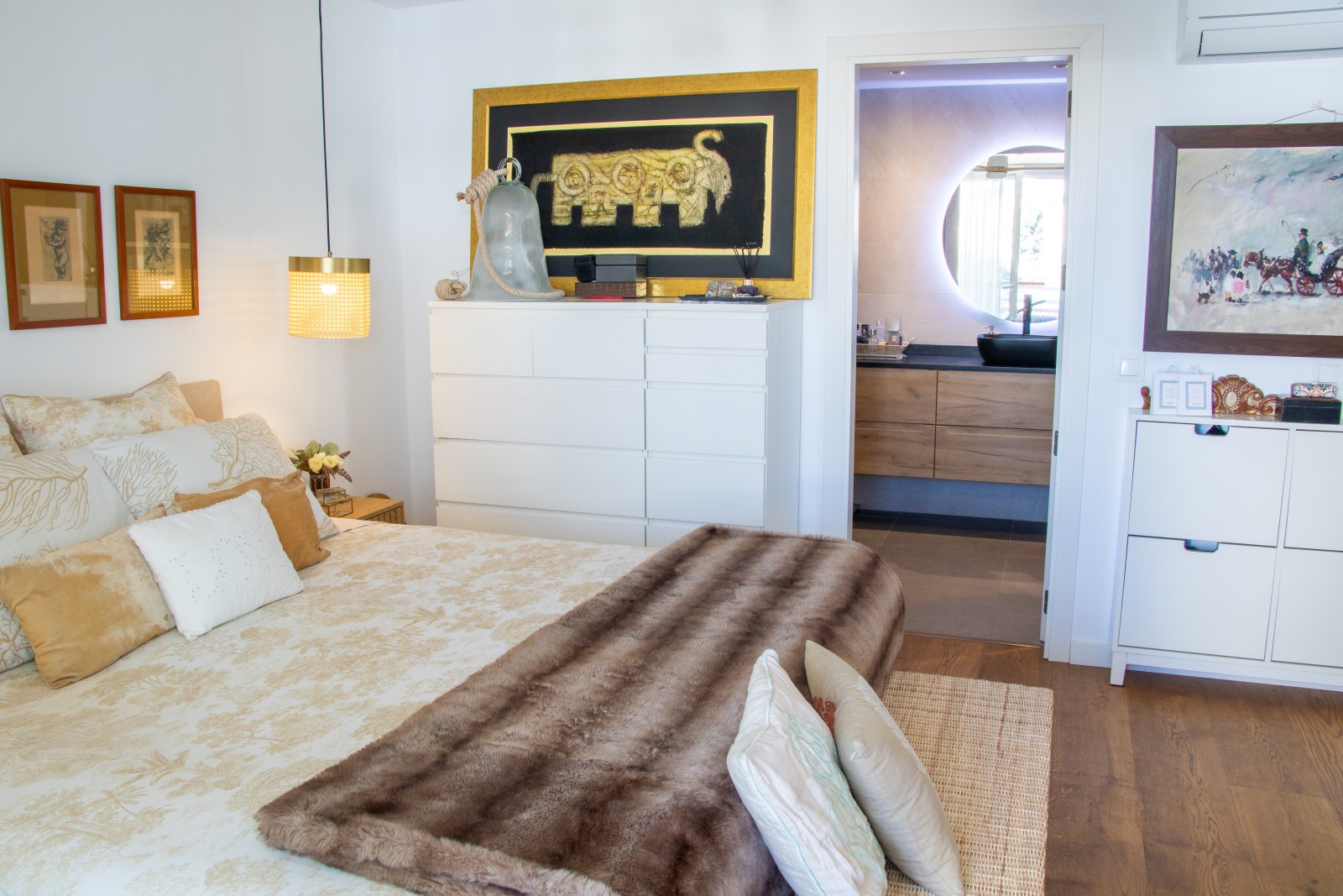 Schlafzimmer mit begehbarem Ankleidebereich und direkter Badverbindung Schlafzimmer mit begehbarem Ankleidebereich und direkter Badverbindung