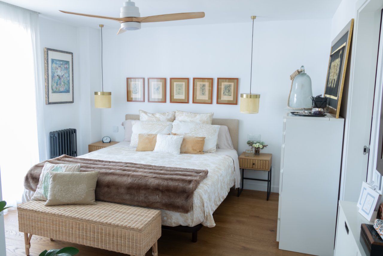 Helles Hauptschlafzimmer mit Deckenventilator und großzügigen Fensterflächen Helles Hauptschlafzimmer mit Deckenventilator und großzügigen Fensterflächen