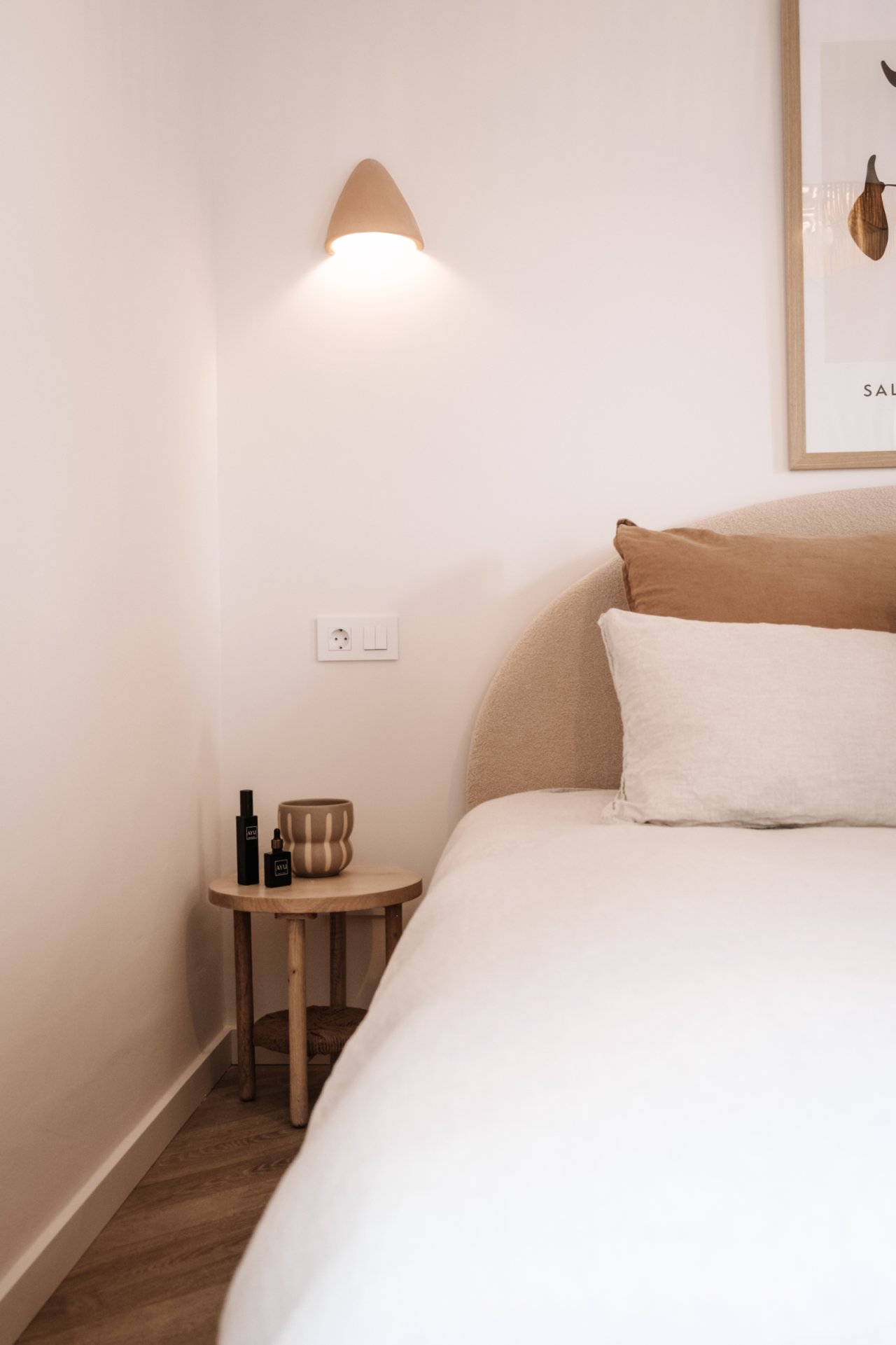 Schlafzimmer mit gezielter Wandbeleuchtung – Stimmungsvolle Lichtsetzung für Ruhe und Wohlbefinden