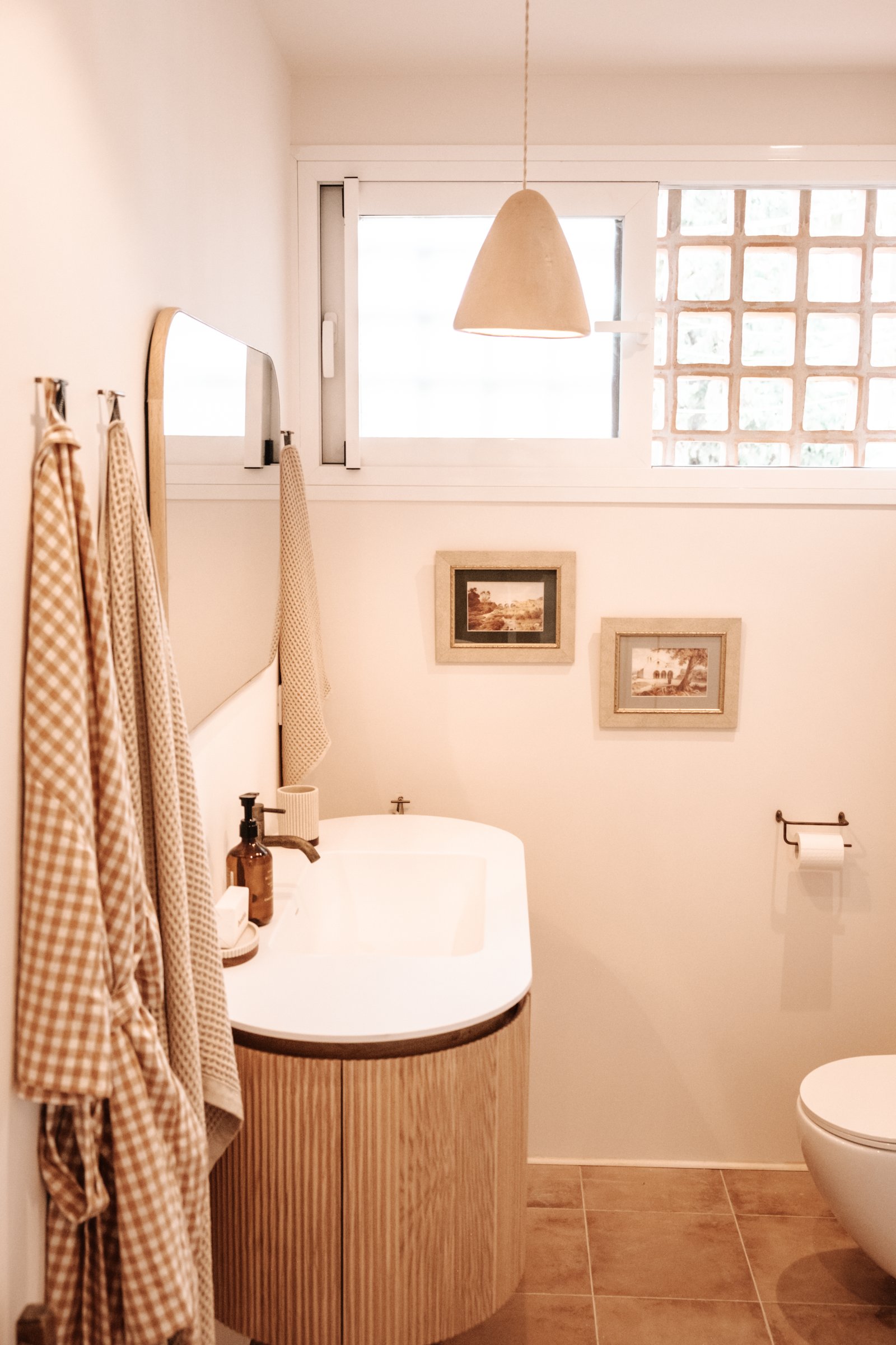 Modernes Badezimmer mit großflächigen Spiegeln und optimaler Beleuchtung – Funktionale Eleganz im Nassbereich