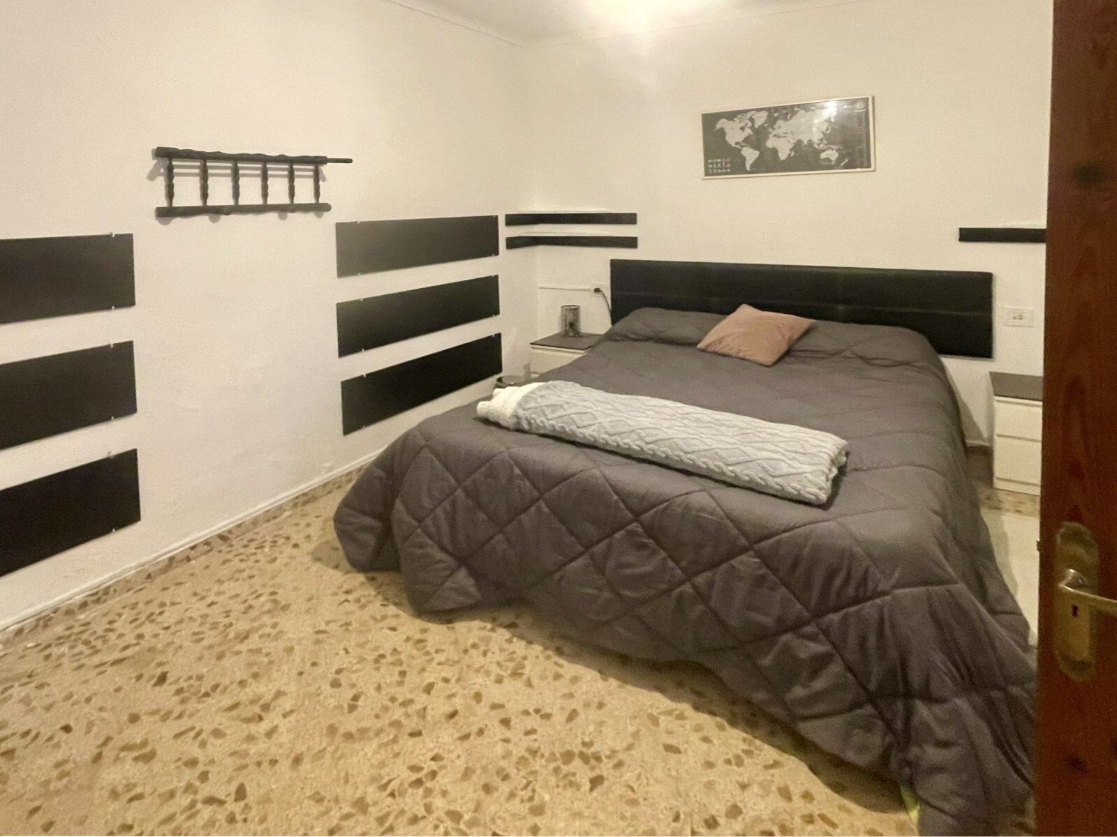Komfortables Schlafzimmer mit integriertem Stauraum und praktischer Raumaufteilung Komfortables Schlafzimmer mit integriertem Stauraum und praktischer Raumaufteilung