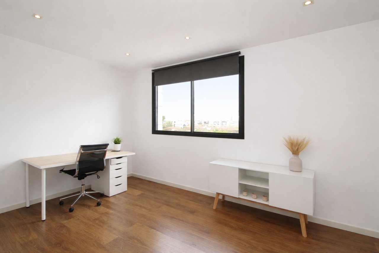 Helles Homeoffice mit großformatigem Fenster und optimaler Ausleuchtung Helles Homeoffice mit großformatigem Fenster und optimaler Ausleuchtung