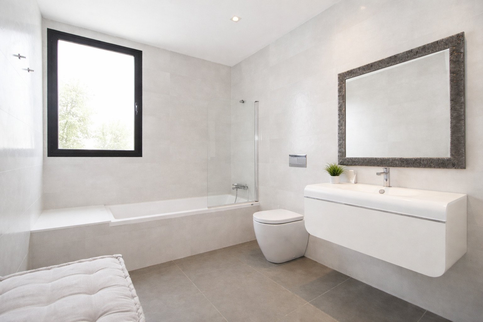 Modernes Badezimmer mit Wanne, bodengleicher Dusche und großzügiger Lichtzuführung durch Fenster Modernes Badezimmer mit Wanne, bodengleicher Dusche und großzügiger Lichtzuführung durch Fenster