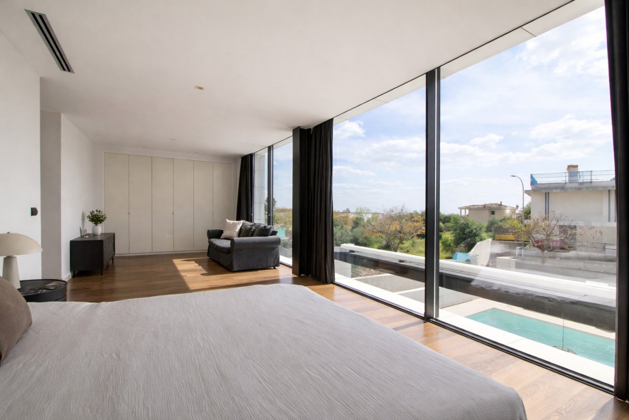 Hauptschlafzimmer mit raumhohen Schiebeverglasungen und Poolblick Hauptschlafzimmer mit raumhohen Schiebeverglasungen und Poolblick