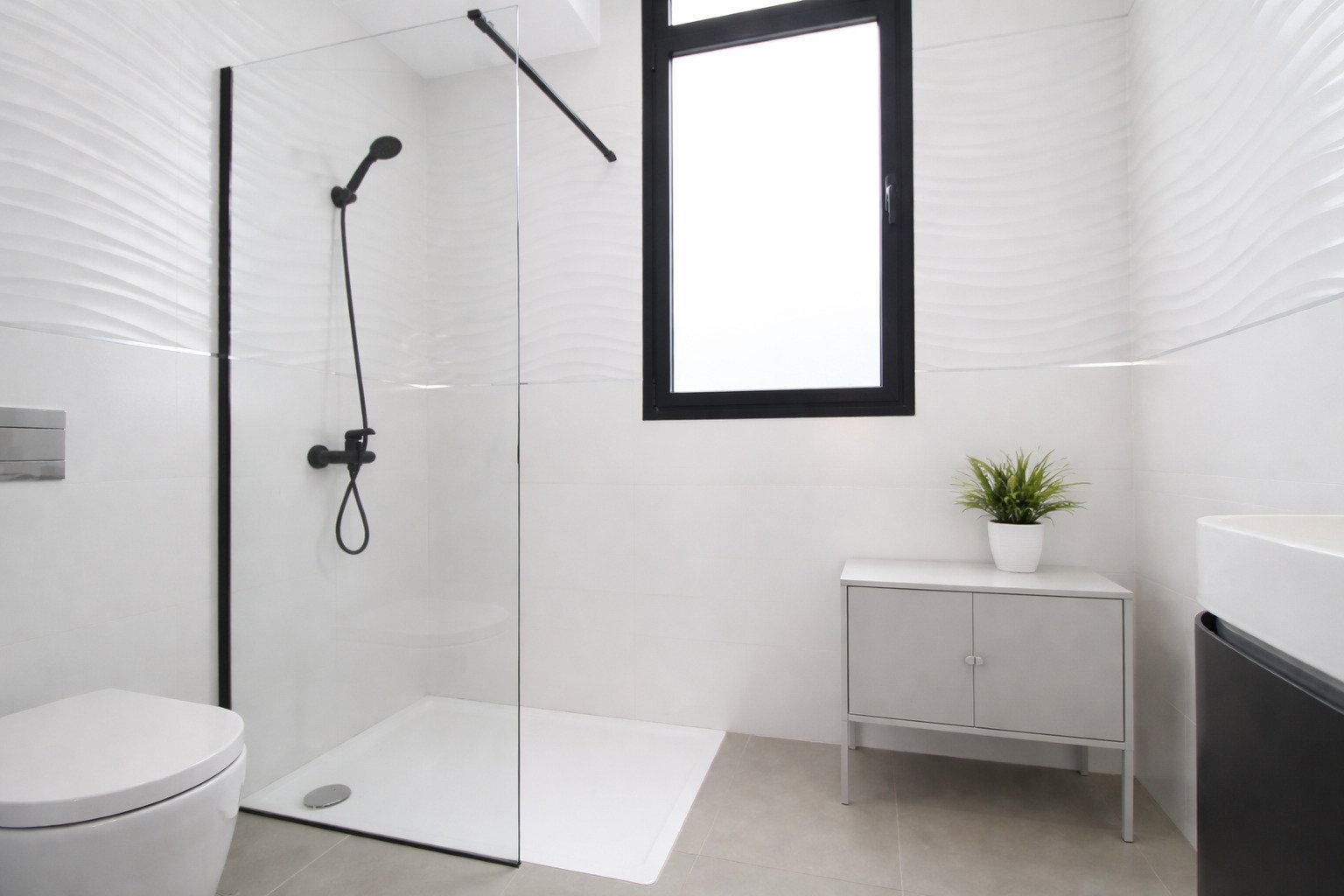 Modernes Badezimmer mit bodengleicher Dusche, Glastrennwand und Tageslichtfenster Modernes Badezimmer mit bodengleicher Dusche, Glastrennwand und Tageslichtfenster