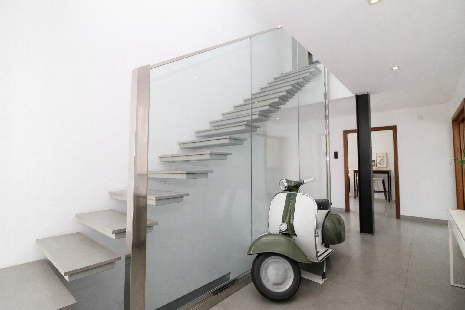 Modernes Treppenhaus mit freischwebender Konstruktion und raumhoher Glasabschrankung Modernes Treppenhaus mit freischwebender Konstruktion und raumhoher Glasabschrankung