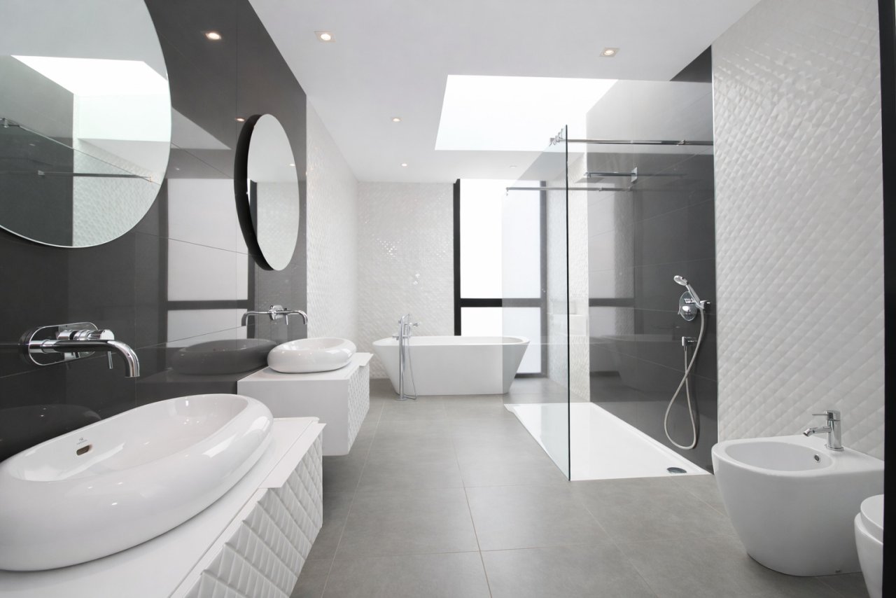 Luxusbad mit freistehender Wanne, begehbarer Dusche und Dachlichtern Luxusbad mit freistehender Wanne, begehbarer Dusche und Dachlichtern