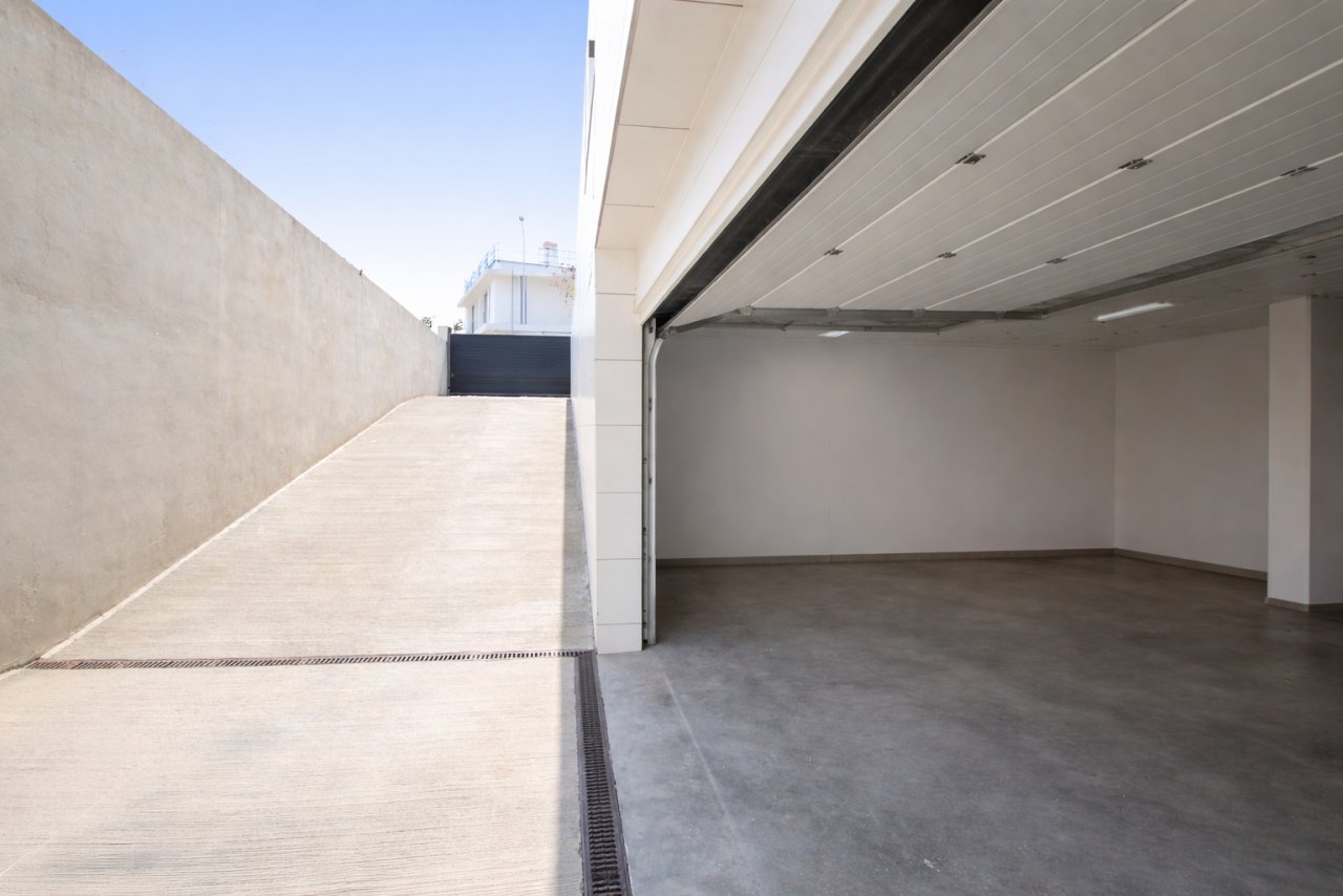 Garage mit integrierter Überdachung und professioneller LED-Beleuchtung Garage mit integrierter Überdachung und professioneller LED-Beleuchtung