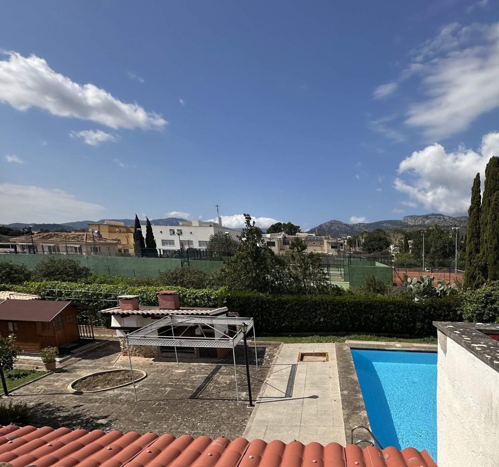 Poolbereich mit vielseitigen Nutzungsmöglichkeiten und Bergpanorama