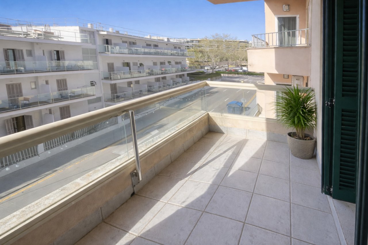Großzügige Terrasse mit Poolblick und Glasgeländer Großzügige Terrasse mit Poolblick und Glasgeländer