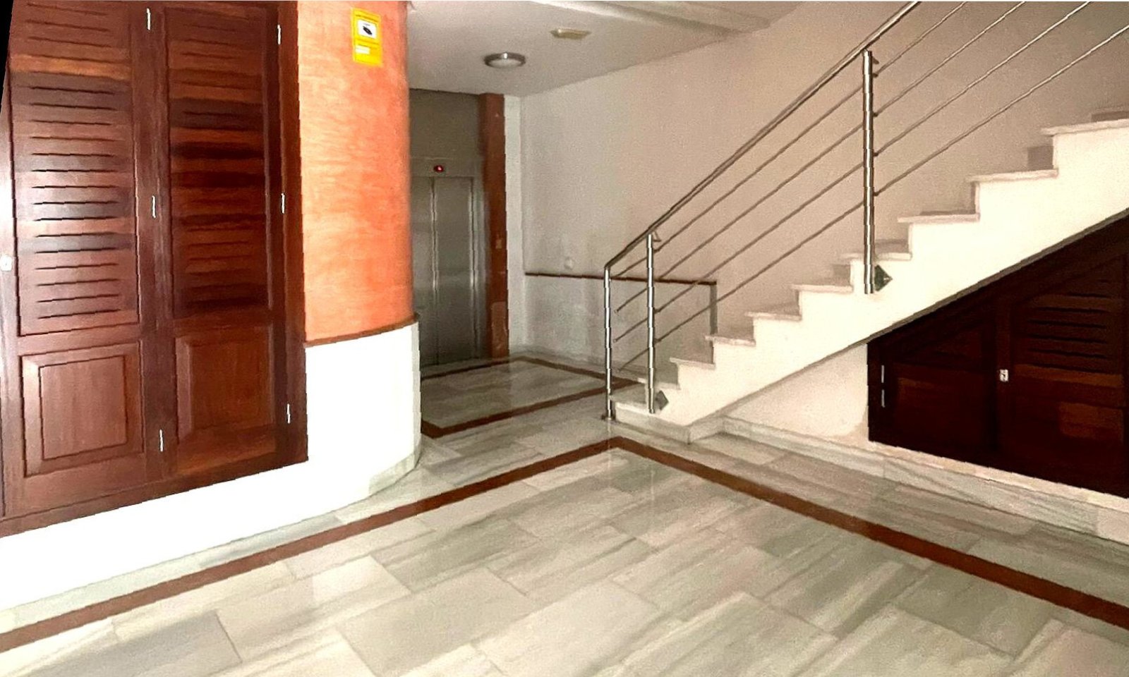 Repräsentativer Eingangsbereich mit moderner Treppe und Aufzugszugang Repräsentativer Eingangsbereich mit moderner Treppe und Aufzugszugang