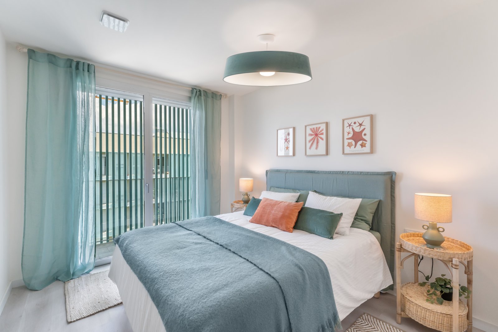 Helles Hauptschlafzimmer mit direktem Terrassenzugang und hochwertiger Deckenbeleuchtung