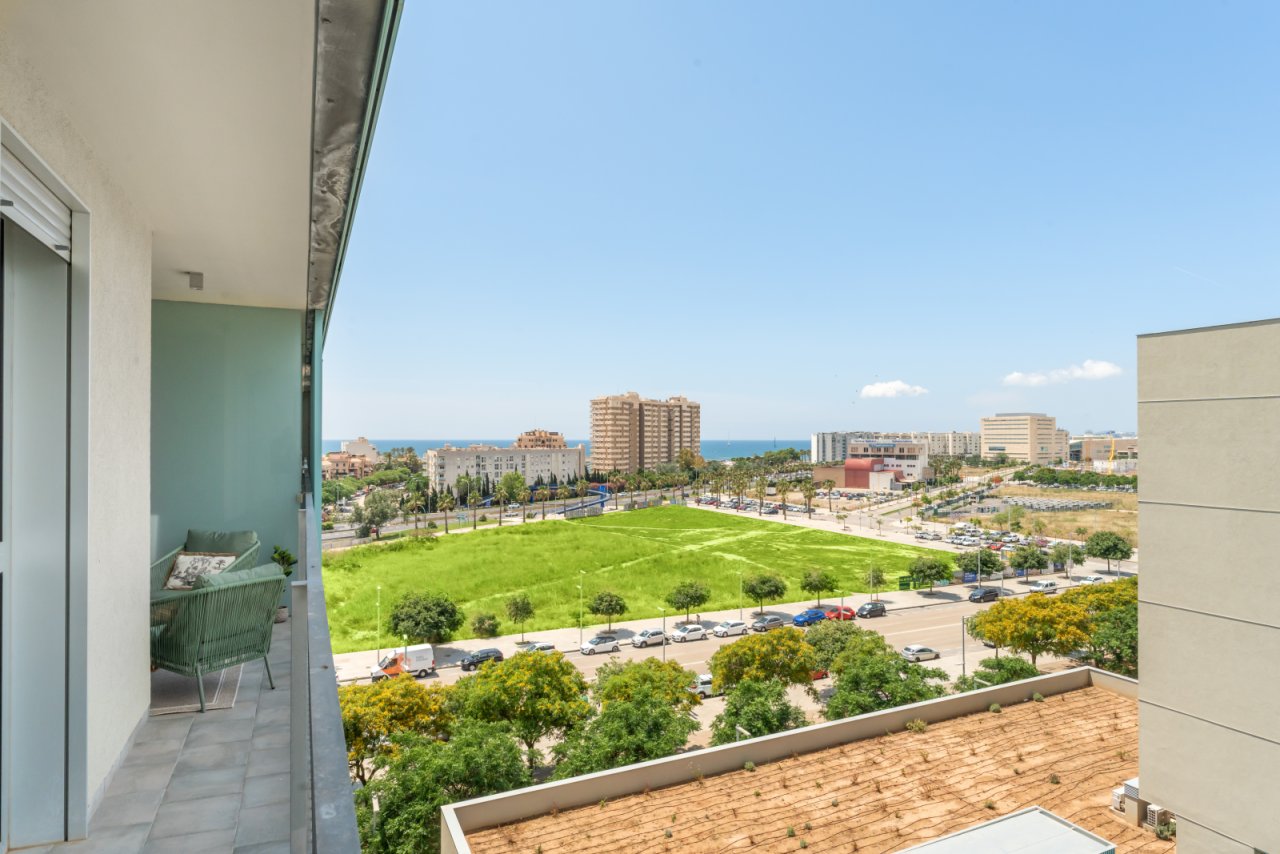 Balkon mit Meerblick und Blick auf die begrünte Parklandschaft