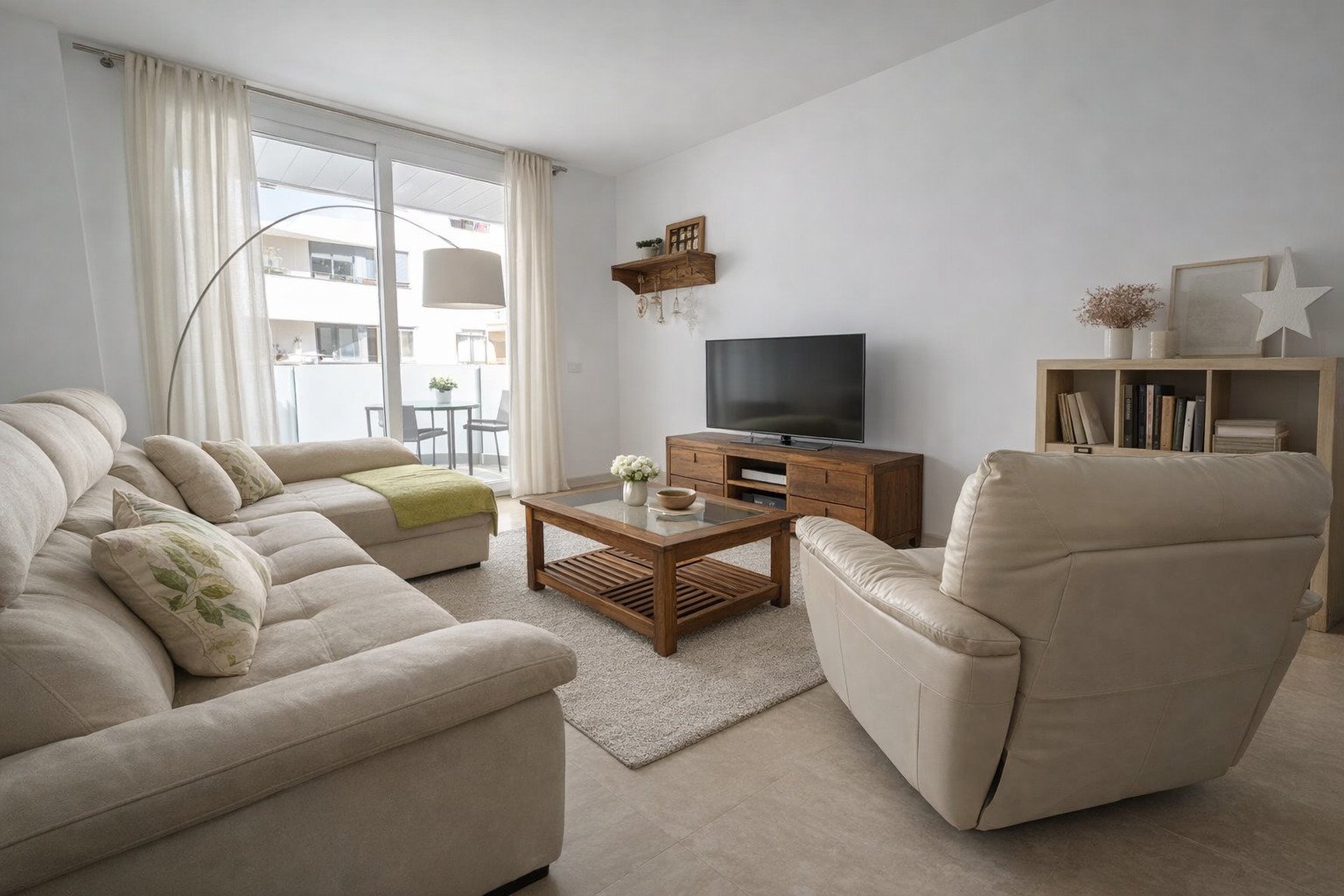 Helles Wohnzimmer mit direktem Terrassenzugang und großflächiger Verglasung Helles Wohnzimmer mit direktem Terrassenzugang und großflächiger Verglasung