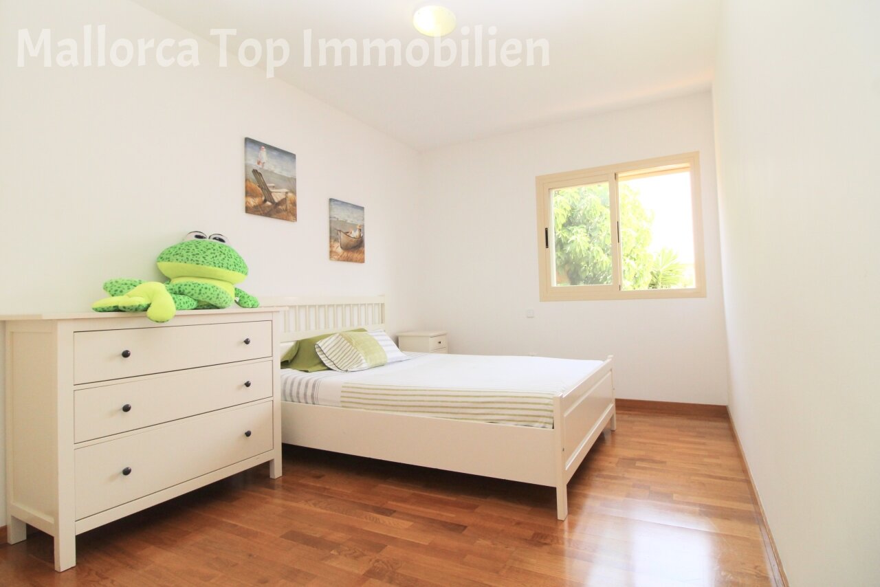 Helles Kinderzimmer mit Holzparkett und großem Fenster für optimale Helligkeit Helles Kinderzimmer mit Holzparkett und großem Fenster für optimale Helligkeit