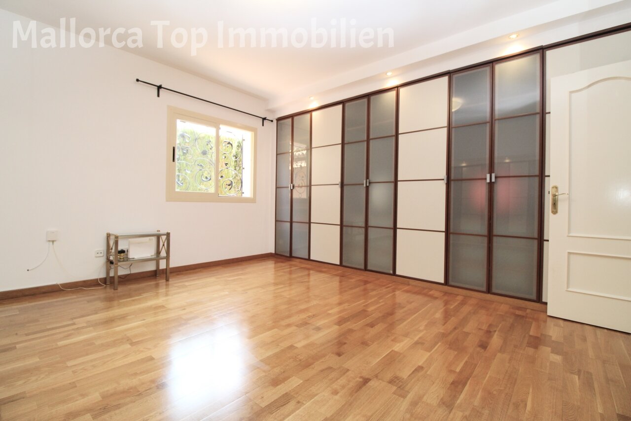 Elegantes Schlafzimmer mit raumhohen Spiegelschiebetüren und Parkettboden Elegantes Schlafzimmer mit raumhohen Spiegelschiebetüren und Parkettboden