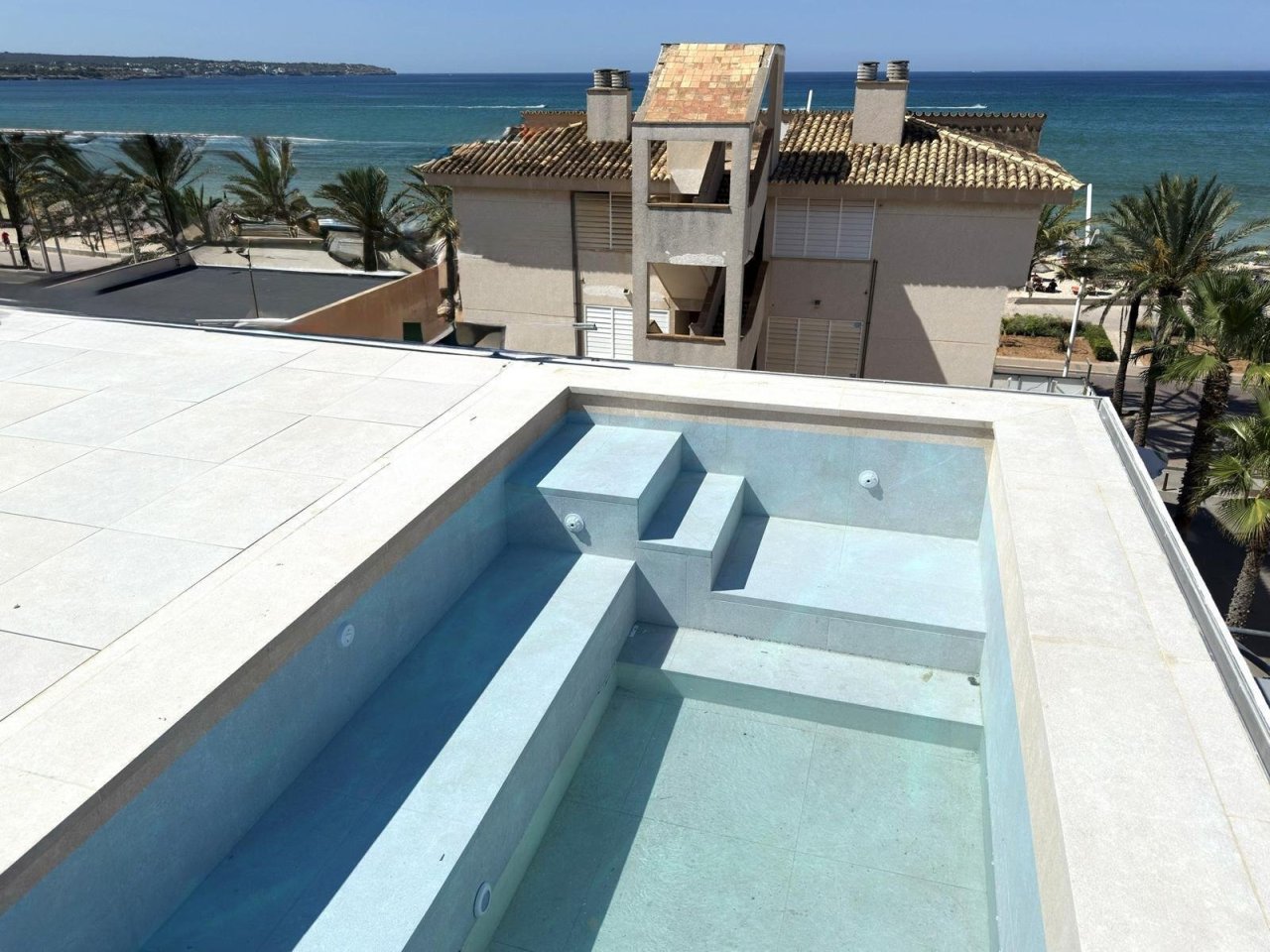 Poolbereich mit hochwertiger Ausstattung und unverbaubarem Meerblick Poolbereich mit hochwertiger Ausstattung und unverbaubarem Meerblick