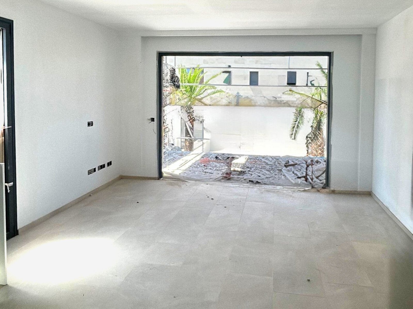 Wohnraum mit raumhoher Verglasung und nahtlosem Terrassenzugang Wohnraum mit raumhoher Verglasung und nahtlosem Terrassenzugang