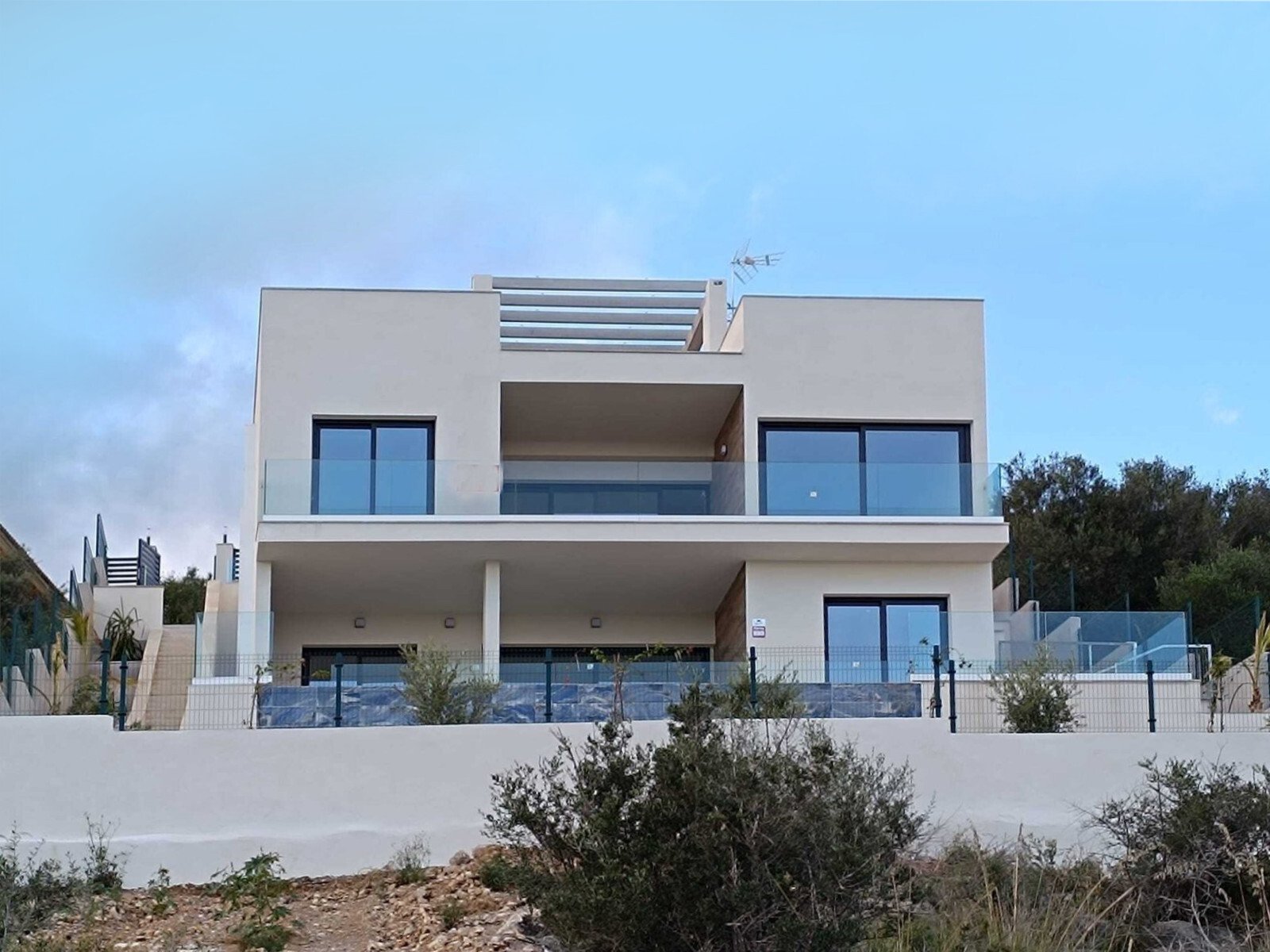 Modernes Architektur-Statement mit offenen Terrassen und Panoramafenstern Modernes Architektur-Statement mit offenen Terrassen und Panoramafenstern