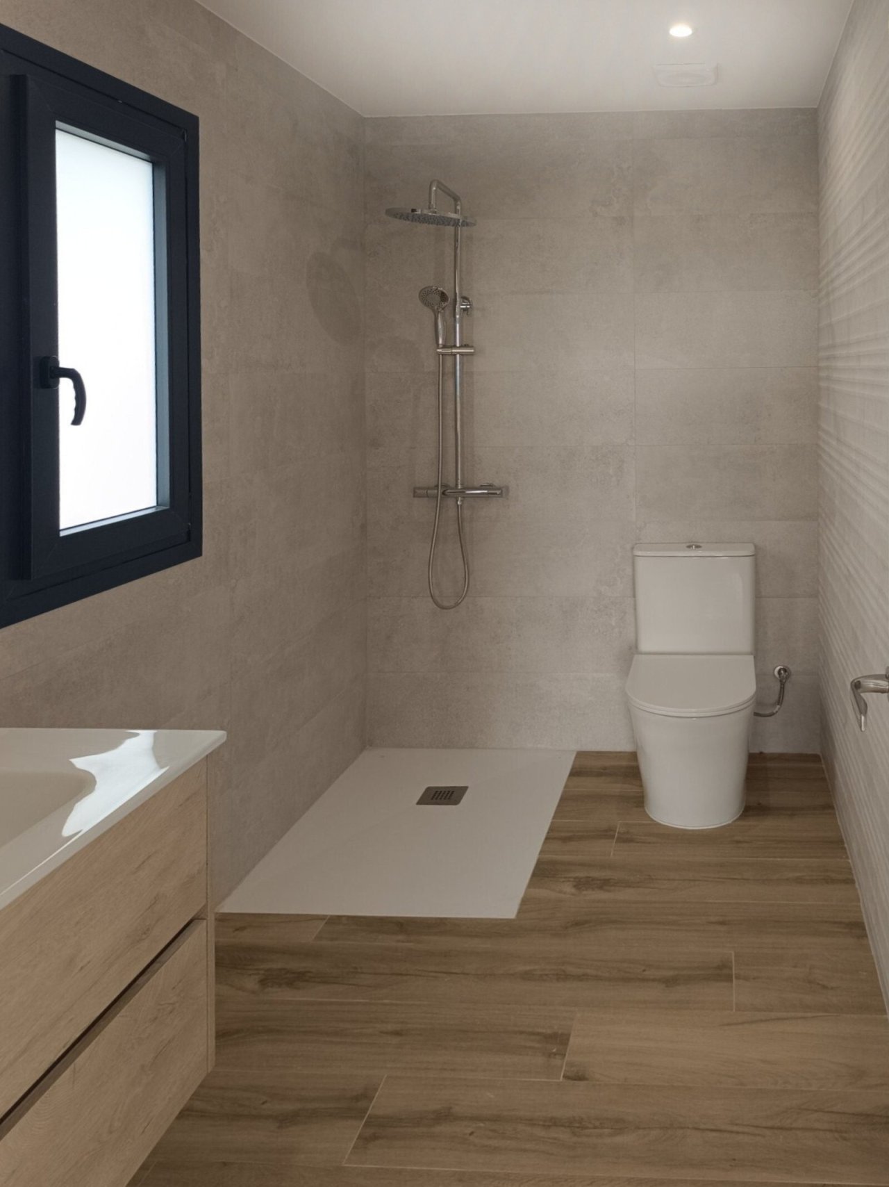 Modernes Badezimmer mit ebenerdiger Dusche und hochwertiger Sanitärausstattung Modernes Badezimmer mit ebenerdiger Dusche und hochwertiger Sanitärausstattung