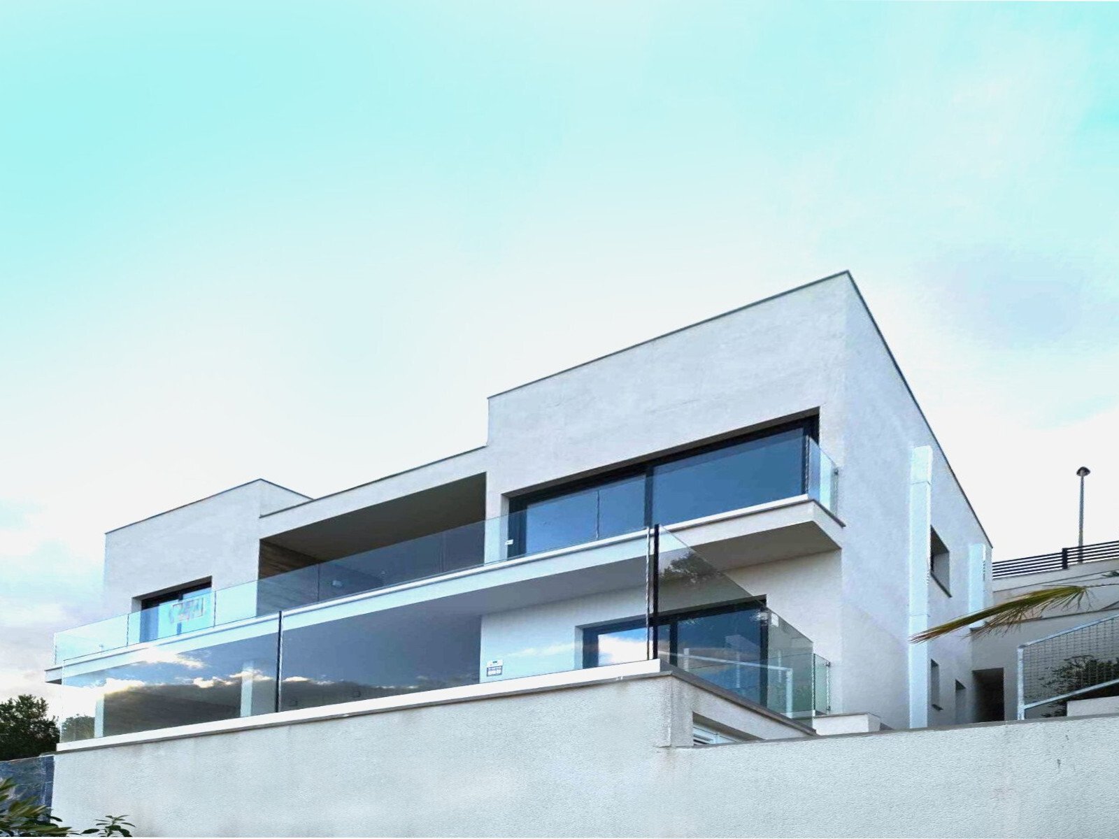 Moderne Architektur mit markanten Balkonen – Zeitloses Design trifft auf Funktionalität Moderne Architektur mit markanten Balkonen – Zeitloses Design trifft auf Funktionalität