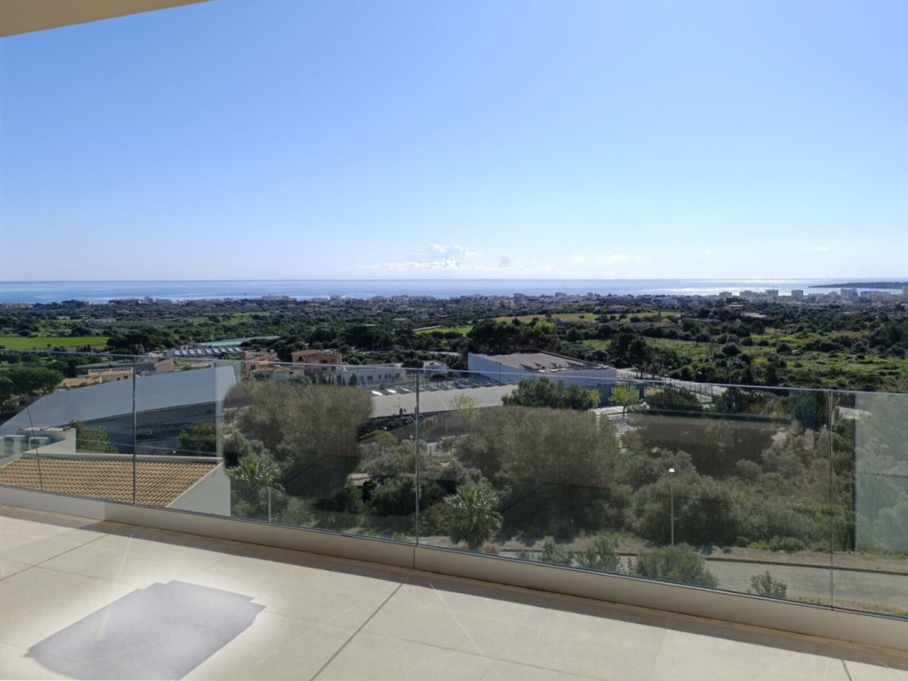Terrasse mit freiem Blick über Landschaft bis zum Meer – Glasgeländer für ungetrübte Aussicht Terrasse mit freiem Blick über Landschaft bis zum Meer – Glasgeländer für ungetrübte Aussicht