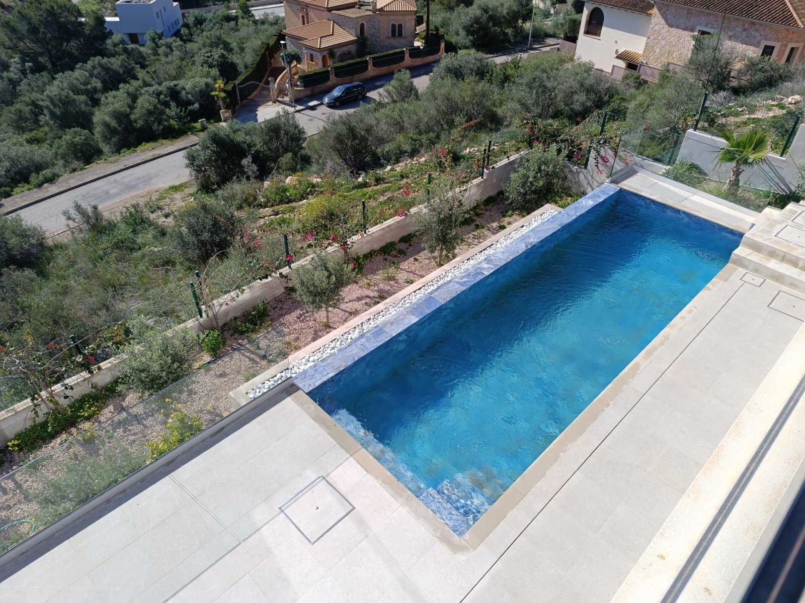 Swimmingpool mit großzügiger Sonnenterrasse und integrierter Gartenlandschaft Swimmingpool mit großzügiger Sonnenterrasse und integrierter Gartenlandschaft